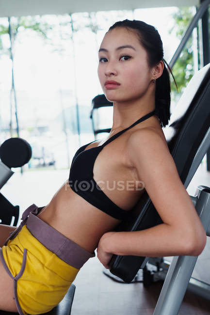 Porträt einer asiatischen Frau, die Maschine mit Beinen schiebt — Stockfoto