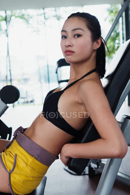 Portrait de asiatique femme poussant machine avec jambes — Photo de stock