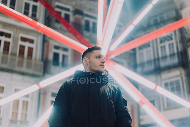 Чоловік, що стоїть на освітленій вулиці вночі, порту, Португалія — стокове фото