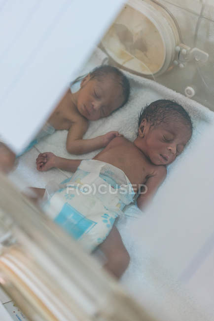CAMARÕES - ÁFRICA - 5 DE ABRIL DE 2018: crianças recém-nascidas deitadas em caixa estéril — Fotografia de Stock