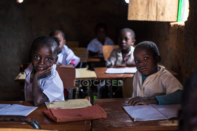 ANGOLA - ÁFRICA - ABRIL 5, 2018 - Alunos sentados na sala de aula e olhando para a câmera — Fotografia de Stock