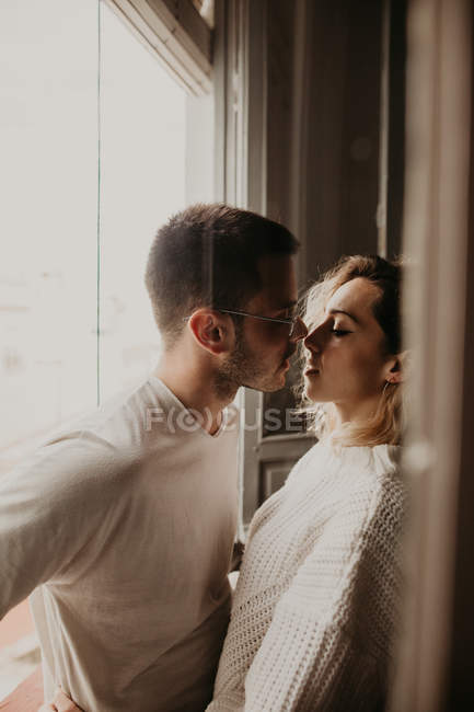 Liebevolles Paar, das sich zu Hause umarmt und verbindet — Stockfoto