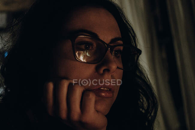 Chica pensativa con reflejo de llama en gafas - foto de stock