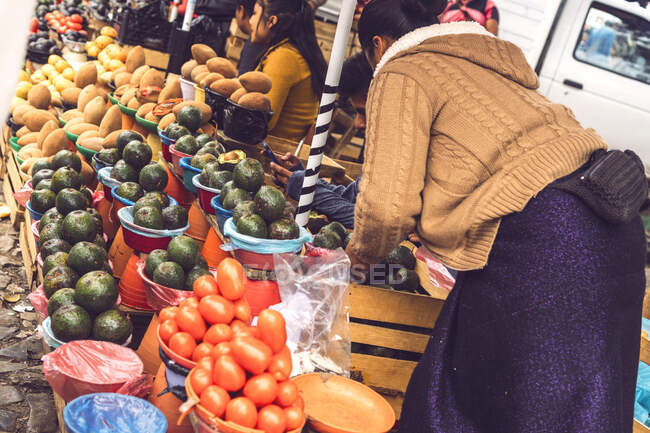Мексиканский фруктовый рынок на улице — стоковое фото