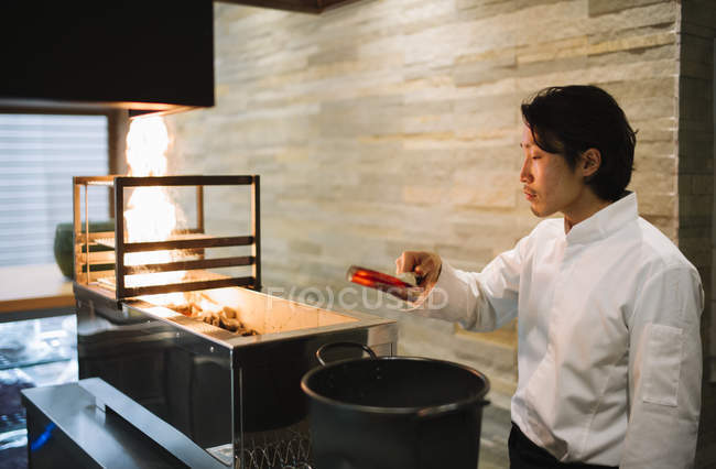 Японский повар готовит уголь в ресторане — стоковое фото