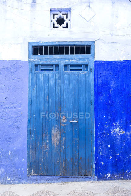 Типичные арабские голубые входные двери, Марокко — стоковое фото