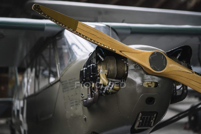 Close-up de parafuso aéreo no cone do nariz de pequeno avião no hangar — Fotografia de Stock