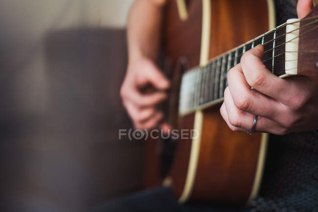 Close-up de mãos humanas tocando guitarra acústica — Fotografia de Stock