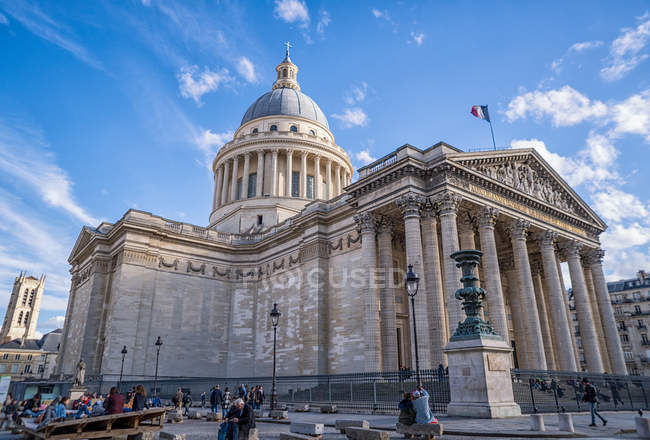 Paris, Frankreich - 13. März 2108: Außenseite des Pantheons mit blauem Himmel im Hintergrund — Stockfoto