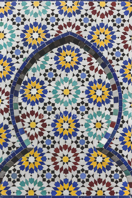 Façade typique marocaine à motifs du bâtiment — Photo de stock