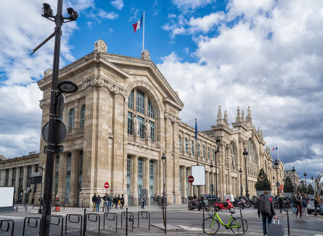 Paris, Frankreich - 13. März 2108: Außenfassade des Nordbahnhofs und Touristen — Stockfoto