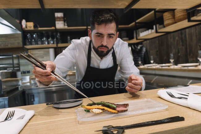 Шеф-кухар готує в ресторані — стокове фото