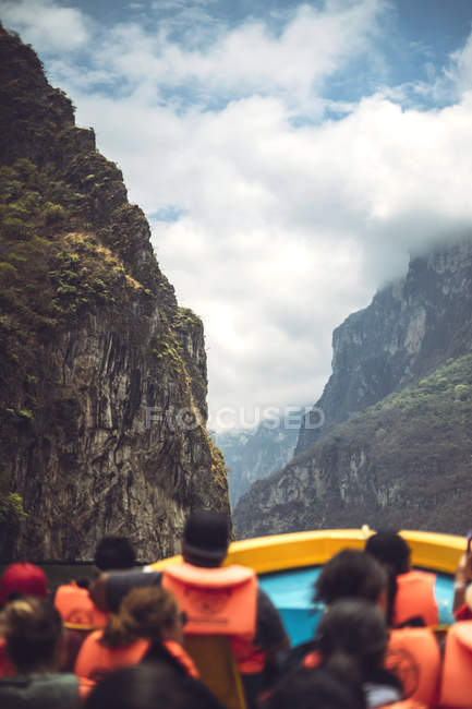 Grupo de turistas flutuando em barco no magnífico Sumidero Canyon em Chiapas, México — Fotografia de Stock