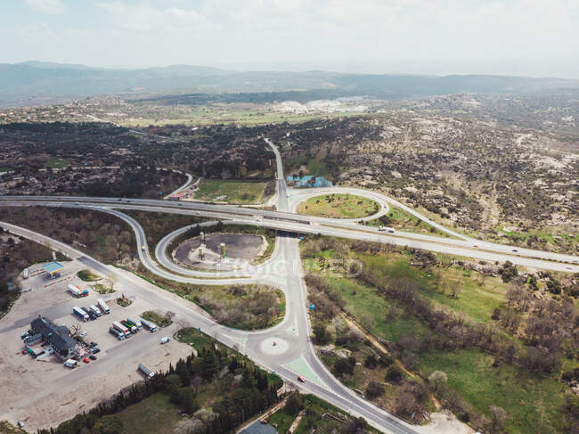 Paesaggio di autostrada e colline con cespugli — Foto stock