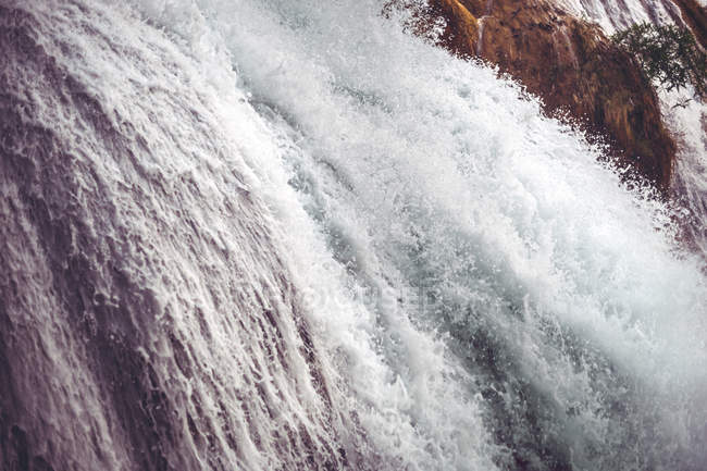 Крупным планом плескающегося водопада в джунглях в Чьяпасе, Мексика — стоковое фото
