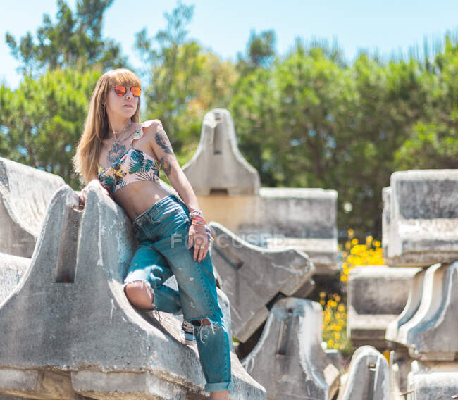 Tatuado jovem mulher sentado ao ar livre — Fotografia de Stock