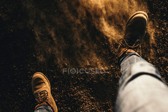Turista irreconhecível em pé no chão — Fotografia de Stock