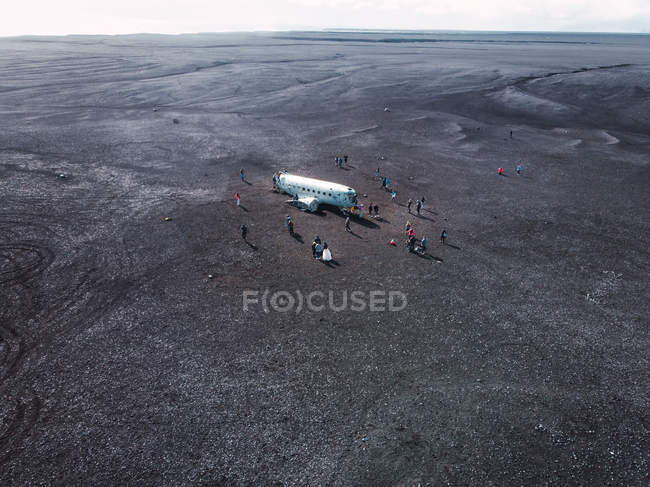 Avião caiu no deserto escuro com as pessoas, Islândia — Fotografia de Stock