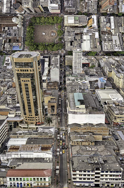 Vista aérea para o bairro da cidade com edifícios residenciais e pequeno parque. — Fotografia de Stock