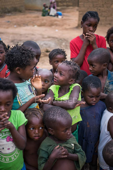 ANGOLA - ÁFRICA - 5 de abril de 2018 - Grupo de niños africanos pobres en la aldea - foto de stock