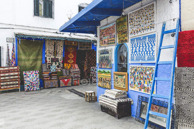 Типова арабічна архітектура в Асілі. Вулиці, двері, вікна, крамниці. Марокко — стокове фото