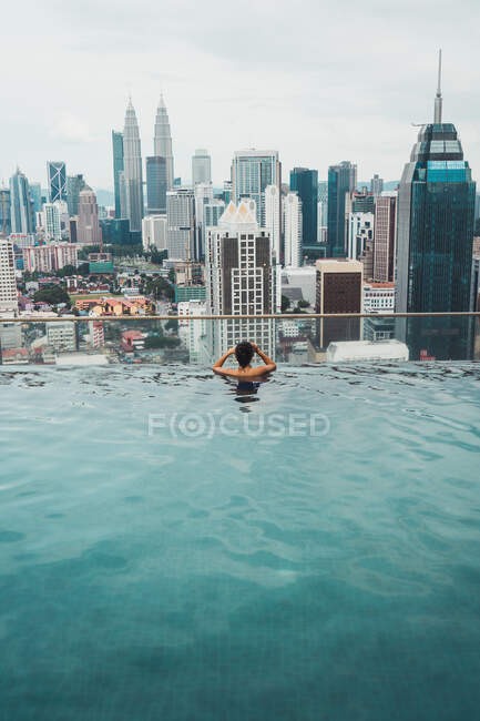 Femme nageant au centre-ville — Photo de stock