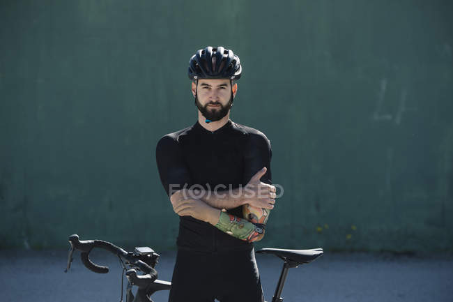 Retrato del ciclista discapacitado apoyado en la bicicleta - foto de stock
