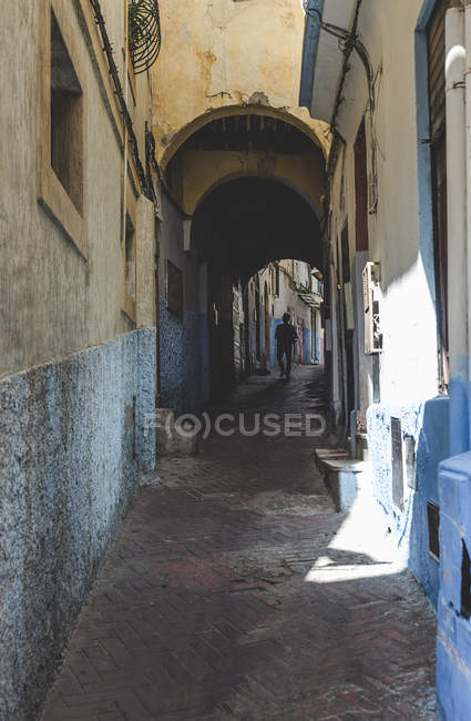 Traditionelle arabische Straße mit Bogen, Tanger, Marokko — Stockfoto