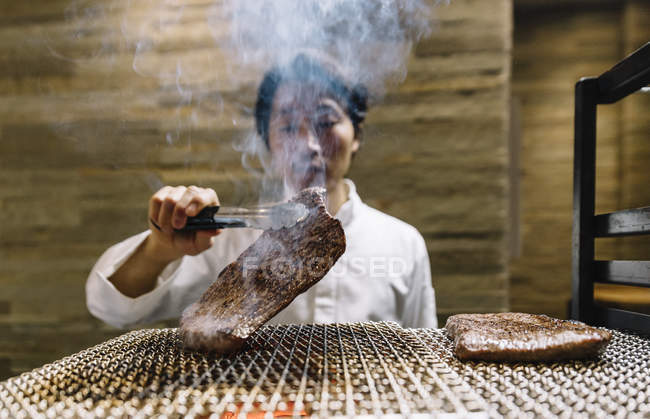 Chef préparant rôti de bœuf au restaurant — Photo de stock