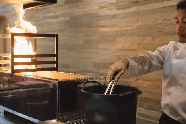 Японський шеф-кухар готує вугілля в ресторані — стокове фото