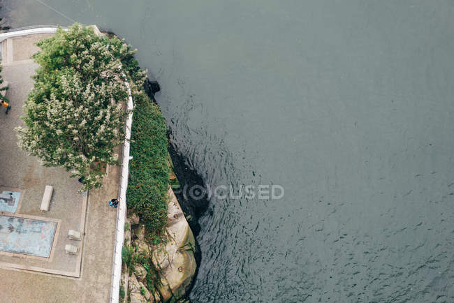 Aterro e águas do rio escuro, Porto, Portugal — Fotografia de Stock