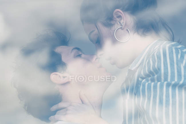 Чуттєва молода пара цілується у вікні — стокове фото