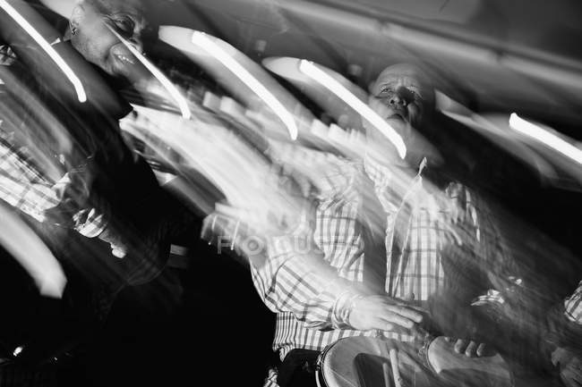 Kubanische Musiker, die in Nachtklub agieren, Schwarz-Weiß-Aufnahme mit Langzeitbelichtung — Stockfoto