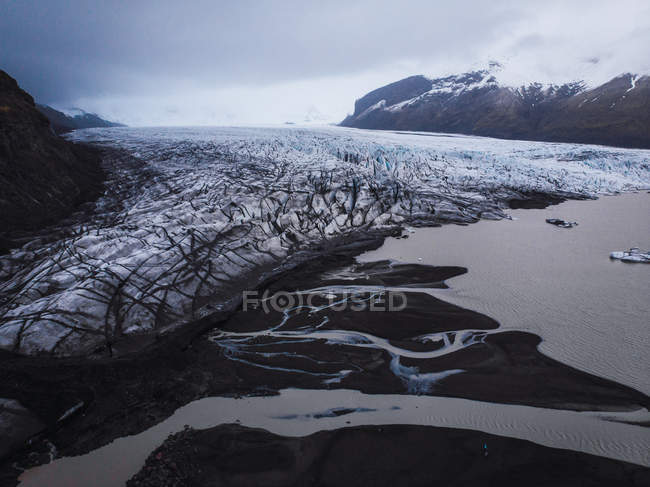Ghiacciaio islandese e semplice con sabbia nera — Foto stock