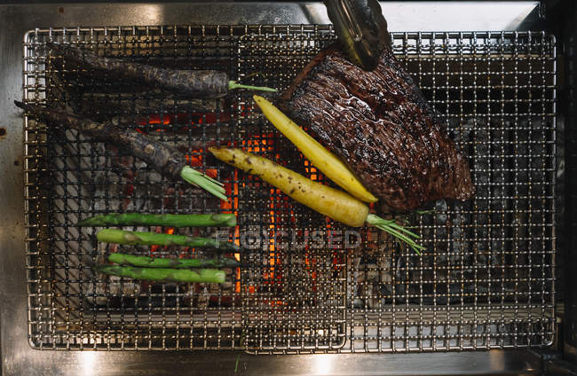 Primer plano de Grill con carne asada y verduras - foto de stock