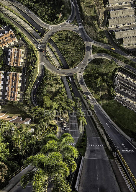 Перспективний вигляд автомобілів, що їздять по дорозі в місто, що їде вгору . — стокове фото