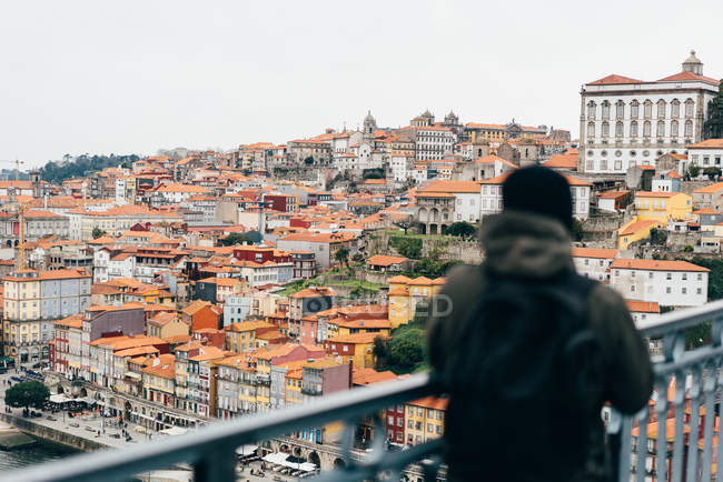 Turista maschio che guarda la città con tetti arancioni, Oporto, Portogallo — Foto stock