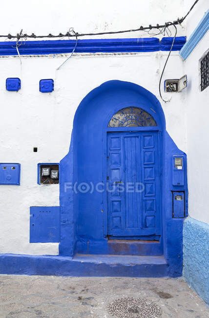 Porte d'ingresso tipiche arabe su edificio bianco e blu, Marocco — Foto stock