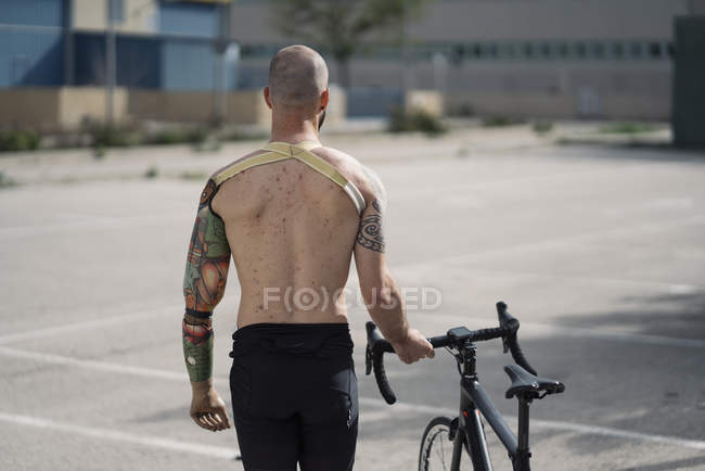 Gehandicapter Sportler zu Fuß mit Fahrrad — Stockfoto