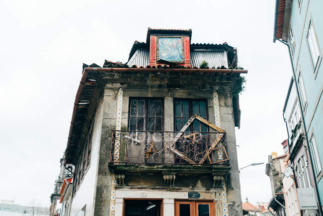 Vieux bâtiment abandonné grungy, Porto, Portugal — Photo de stock
