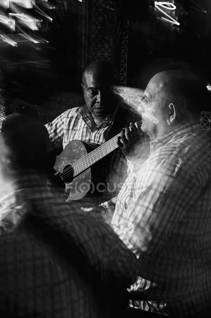 Kubanisches Musik-Trio in Nachtclub, Schwarz-Weiß-Aufnahme mit Langzeitbelichtung — Stockfoto