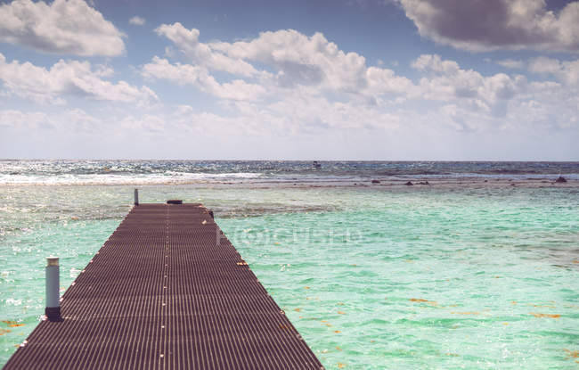 Caribbean sea and small pier in sunny day, Mexico — Stock Photo