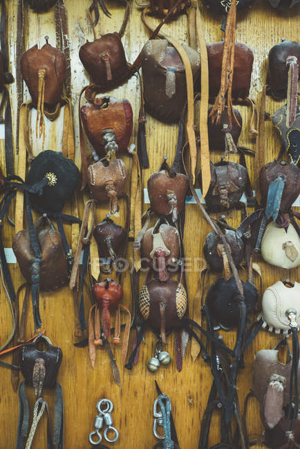 Chapéus protetores de couro para pássaros pendurados na parede — Fotografia de Stock