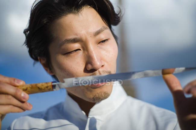 Chef japonais couteau de contrôle devant le ciel bleu — Photo de stock