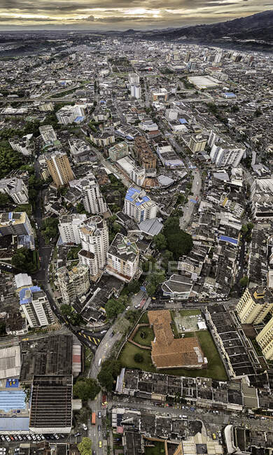 Vista aérea al distrito de la ciudad con edificios residenciales y pequeño parque. - foto de stock