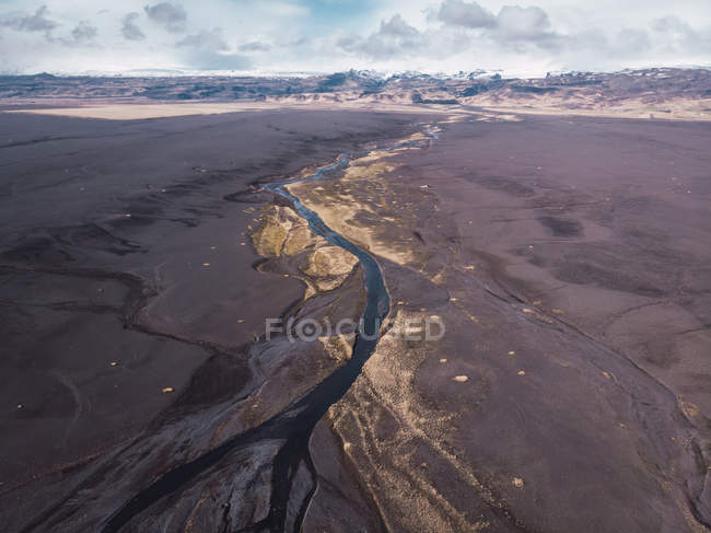 Islandpanorama mit kleinem Fluss und Bergen — Stockfoto