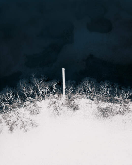 Piccolo post sulla neve su una collina nella notte d'inverno. — Foto stock