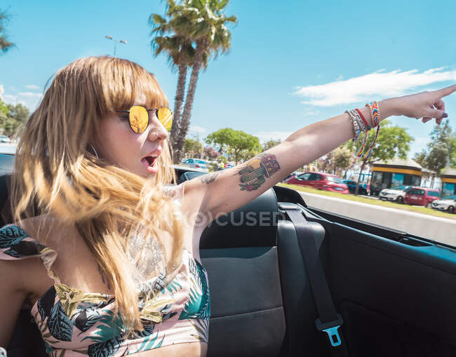 Junge Frau fährt Cabrio — Stockfoto