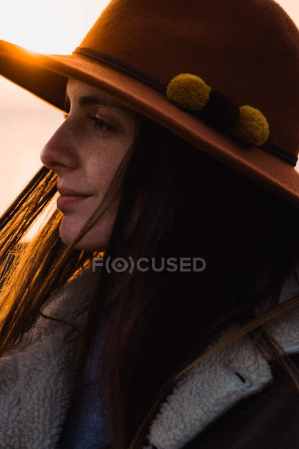 Portrait de femme rêveuse en chapeau au coucher du soleil — Photo de stock