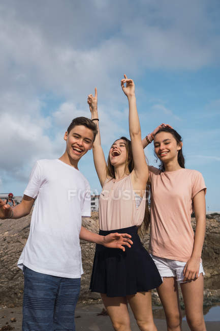 Портрет улыбающихся подростков, веселящихся на берегу моря летом — стоковое фото